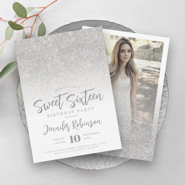Classy Silver Gnistra Glitter Photo Sweet 16 Inbjudningar (Classy Silver Sparkle Glitter Photo Sweet 16 Invitation)