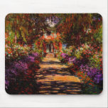 Claude Monet-Bana i Monets trädgård på Giverny Musmatta<br><div class="desc">Konstmästerverk av Claude Monet (1840 - 1926) som presenterar hans populärt,  landskap målningbana i Monets trädgård på Giverny baserade på styrkor av grönt,  orangen och lilor. Det gör en attraktiv mus att vaddera för fläktar av Claude Monet.</div>