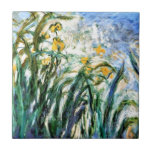 Claude Monet Gult Irises och Malva 19 Kakelplatta<br><div class="desc">Artist: Claude Monet Titel: Gult Irises and Malva År: 1914-1917 Vackra gulter med höga löv grönt mot en lugn blå himmel.</div>