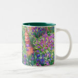 Claude Monet: Iristrädgården på Giverny Två-Tonad Mugg<br><div class="desc">En färgrik klassikermugg som presenterar iristrädgården på Giverny som målas av den franska impressionistmålare Claude Monet.</div>