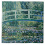 Claude Monet - näckrosor och japanen överbryggar Kakelplatta<br><div class="desc">Näckrosor och japanen överbryggar vid Claude Monet, 1899. Claude Monet var en grundare av fransk Impressionistmålning, och den jämnaste och mest fruktsamma praktiker av rörelsens filosofi av att uttrycka ens föreställningar för natur, speciellt, som applicerat till plein-luft landskap målning. Benämna "Impressionism" härledas från titeln av hans målningintryck, levant soleil (intrycket,...</div>