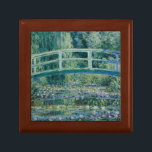 Claude Monet - näckrosor och japanen överbryggar Smyckeskrin<br><div class="desc">Näckrosor och japanen överbryggar vid Claude Monet, 1899. Claude Monet var en grundare av fransk Impressionistmålning, och den jämnaste och mest fruktsamma praktiker av rörelsens filosofi av att uttrycka ens föreställningar för natur, speciellt, som applicerat till plein-luft landskap målning. Benämna "Impressionism" härledas från titeln av hans målningintryck, levant soleil (intrycket,...</div>
