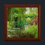 Claude Monets trädgårdsbro, Giverny, vacker Minnesask<br><div class="desc">En vacker, färgstark scen från Monets trädgård i Giverny, Frankrike. Bron över den lövdamm som skapas av berömdens konstnär. Bilden av hans trädgård är från sen sommar. Den träburken är mjuk flana inuti. Du kan ändra storlek och färg i rutan om du vill. Lagra dyrbara keepsaker, speciellare smycken, små favoritsegeler...</div>