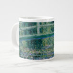 Claude Monets Vatten Lilies och japanska bron Jumbo Mugg<br><div class="desc">1899 Claude Monet (14 november 1840-5 december 1926) var en av grundarna av Franskens imponerande målning och den mest konsekventa och skickliga utövaren av rörelsens filosofi att uttrycka sina uppfattningar före naturen,  särskilt när det gäller plommonfärgning i luft (utomhusmålning).</div>