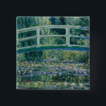 Claude Monets Vatten Lilies och japanska bron Knapp<br><div class="desc">1899 Claude Monet (14 november 1840-5 december 1926) var en av grundarna av Franskens imponerande målning och den mest konsekventa och skickliga utövaren av rörelsens filosofi att uttrycka sina uppfattningar före naturen,  särskilt när det gäller plommonfärgning i luft (utomhusmålning).</div>