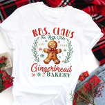Claus Gingerbröd Bakery jul T Shirt<br><div class="desc">Gå in i festsäsongen med den här trevliga mrs Claus Gingerbröd Bakery-skjortan. Med en illustration av pepparkaksgubben vintage-stil med mysiga juldetaljer fångar den här designen julhelgens värme och charm. Perfekt för bagare, helgdag, älskare eller någon som tittar att tillföra lite extra till deras vargstam. Med klassisk julgran inslag som polkagrisar...</div>