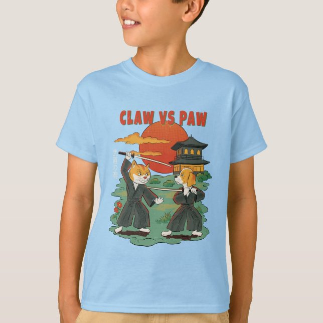 Claw vs Paw – Funny Samurai Cat and Dog T Shirt (Framsida)