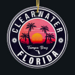 Clearwater Beach Florida Retro Sunset Souvenirs Julgransprydnad Keramik<br><div class="desc">Clearwater Florida Design. Solnedgång med din favoritstrand och ditt favorithav i Florida, lämpligt för USA strand älskare, särskilt kärlek Clearwater Beach. Clearwater Beach Florida Vintage 60-tal Souvenirs. Clearwater Beach Florida - Retro Tropical Handflatan Träd under 60-årsjubileum gör en underbar julklapp eller födelsedagspresent till fläkt på Clearwater Beach-stranden. Rundsommarbesöket är en...</div>