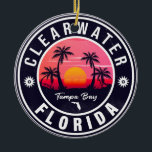 Clearwater Beach Florida Retro Sunset Souvenirs Julgransprydnad Keramik<br><div class="desc">Clearwater Florida Design. Solnedgång med din favoritstrand och ditt favorithav i Florida, lämpligt för USA strand älskare, särskilt kärlek Clearwater Beach. Clearwater Beach Florida Vintage 60-tal Souvenirs. Clearwater Beach Florida - Retro Tropical Handflatan Träd under 60-årsjubileum gör en underbar julklapp eller födelsedagspresent till fläkt på Clearwater Beach-stranden. Rundsommarbesöket är en...</div>