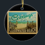 Clearwater Beach Vintage resor Julgransprydnad Keramik<br><div class="desc">I den här vintagen från Clearwater Beach finns en sandstrand med vackra turkoshavet vatten och över havet,  ett blå himmel med gigantiska vita moln. I vintage resor stil.</div>