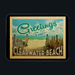 Clearwater strandvintage resor magnet<br><div class="desc">Detta presenterar hälsningar från design för vykort för Clearwater strandvintage en sandig strand med ett härligt turkoshavvatten,  och ovanför havet,  fördunklar en blå himmel med billowy vit. I vintage resorstil.</div>