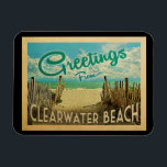 Clearwater strandvintage resor magnet<br><div class="desc">Detta presenterar hälsningar från design för vykort för Clearwater strandvintage en sandig strand med ett härligt turkoshavvatten,  och ovanför havet,  fördunklar en blå himmel med billowy vit. I vintage resorstil.</div>