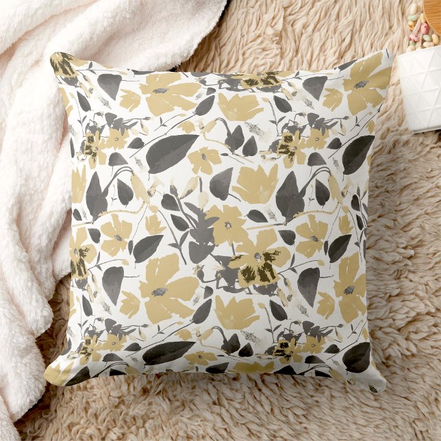 Clematis Gula blommor Kudde (Clematis Yellow Flowers Throw Pillow from Studio Posies.)