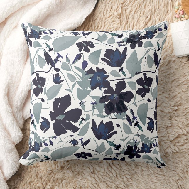 Clematis Vine Elegant Watercolor Flowers Kudde (Clematis Vine Elegant Watercolor Flowers Throw Pillow from Studio Posies. )