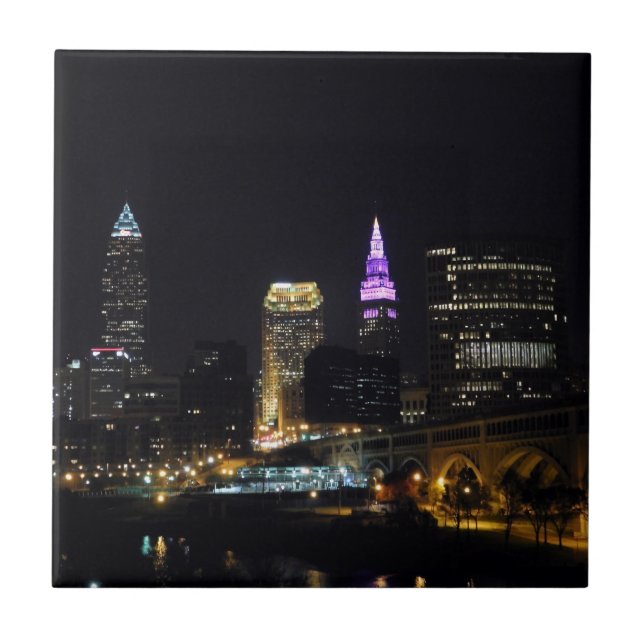 Cleveland, OH Night Skyline (Lila) Ceramic Tile Kakelplatta (Framsidan)