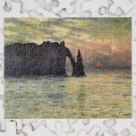 Cliff Etretat, Sunset av Claude Monet Pussel<br><div class="desc">Cliff, Etretat, Sunset (1883) av Claude Monet är en vintage imponerande bra konsthantverk nautisk målning. Sol är lågt i himlar över havet. Ett sjölandskap till havs med en bergig utgröning nära kusten vid Etretat, Frankrike. Om konstnären: Claude Monet (1840-1926) var en av grundarna av den Fransk målningsrörelsen och de flesta...</div>