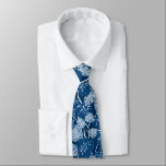 Cliff Hanger Hawaiian Monstera Löv Indigo Blue Slips<br><div class="desc">Skader av Indigo Blue Colorway. Denna foulard är inspirerad av femtiotalets altarskjortor. Monstera-löven är i blå nyans på en ljusartad bakgrund. Roligt för konservativet manligt med en känsla av humor och en passion för Hawaiis öar. Dessa utformar komen i flera färgrutor.</div>