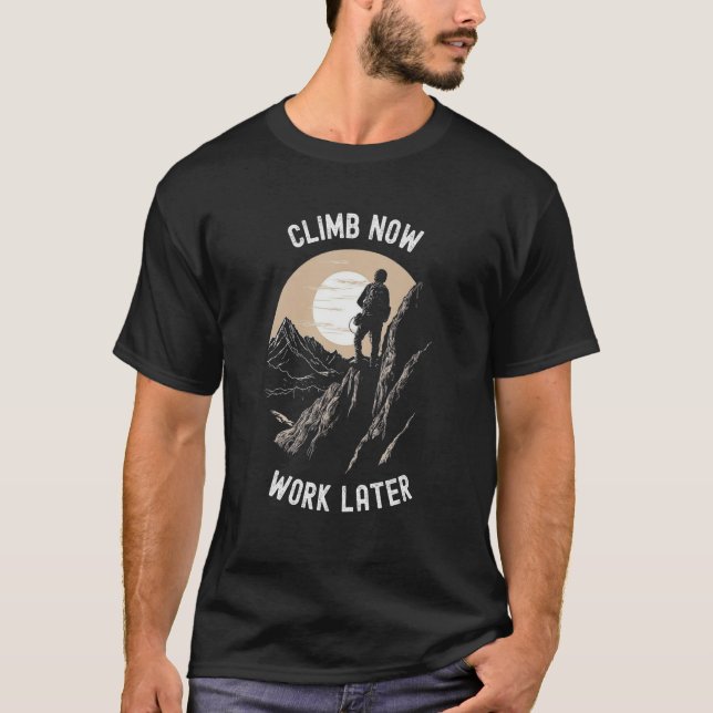 Climb Now Work Later   Alpinist Mountaineering T Shirt (Framsida)