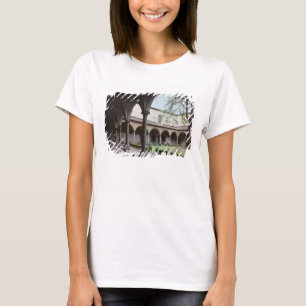 Cloister av kloster som byggs om i 1442 (fotoet) tee shirt