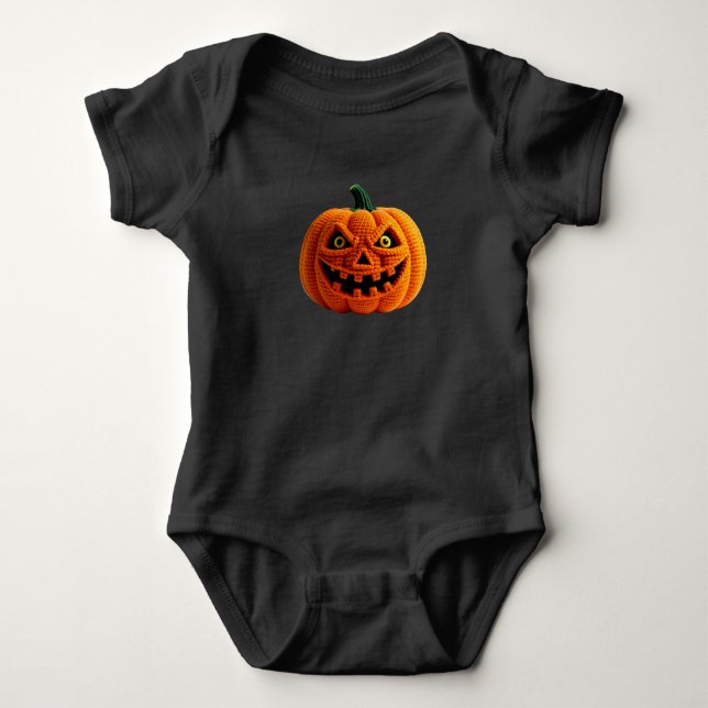 Close-Up of Crocheted Halloween Pumpkin with Scary T Shirt (Framsida)