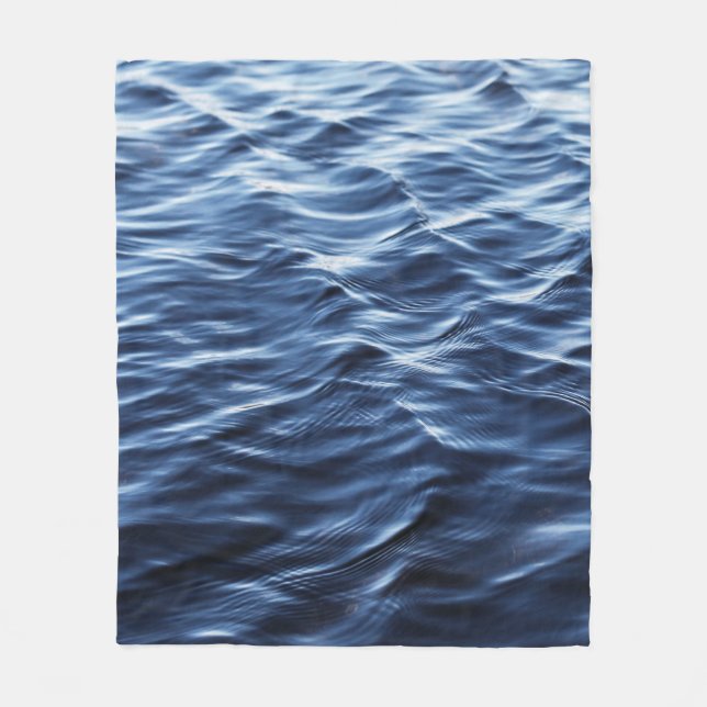 CLOSE UP PHOTO OF BODY OF WATER FLEECEFILT (Framsidan)