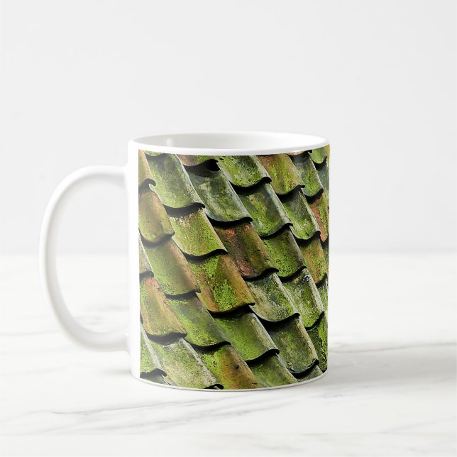 Close-up photo of green shingle roof kaffemugg (Vänster)