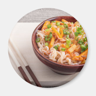 Closeup Asian skål av ris noodles och vegetabilisk Magnet