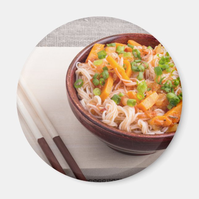 Closeup Asian skål av ris noodles och vegetabilisk Magnet (Framsidan)