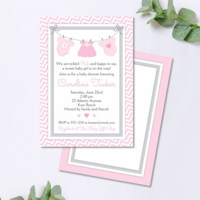 Clothesline Baby Shower-inbjudan rosa och grått Inbjudningar (Pink Clothesline with Baby Clothes Baby Girl Shower Invitation)