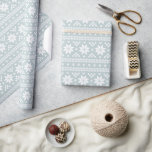 Cloud Blue Fair Isle jul Sweater Mönster Presentpapper<br><div class="desc">Anpassningsbar julomslutning pappra funktioner en söt, jämn sticka helgdag-svettare inspirerad design. Klicka på Anpassa om du vill lägga till egen text eller bilder om du vill skapa en unik design av ett slag! Hämta kreativ och använda den här roligten papper för mer än bara presentfigursättning. Det är också underbart för...</div>