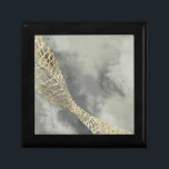 Cloud Matrix Minnesask<br><div class="desc">Cloud Matrix II av Jennifer Goldberger. Har en guld,  maskliknande form mot en kontrasterande molnliknande grått-bakgrund.</div>