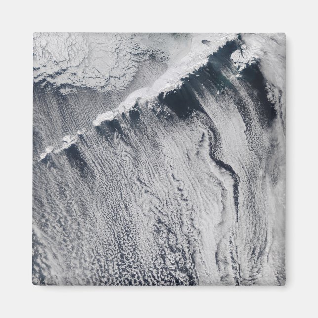 Cloud mönster synlig över Aleutian Island Magnet (Framsidan)