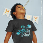 Cloud Nine Boy Födelsedagsfest T Shirt<br><div class="desc">Tröja för din pojkes nionde födelsedagsfest! Vattenfärgsillustration av blå himmel med moln och stjärnor. I texten står det "på moln nio".</div>