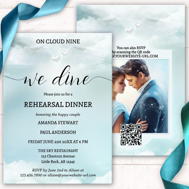 Cloud Nine Dream Bröllop Rehearsal Middag Inbjudningar (Elegant script wedding rehearsal dinner invitation featuring dreamy fluffy clouds with angel wings)
