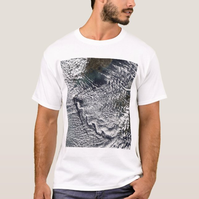 Cloud vortices off Cheju Do, Sydkorea 2 T-shirt (Framsida)