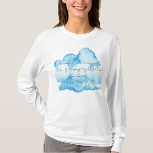 "Clouds" med Louisa May Alcott citerar "Women's T Shirt