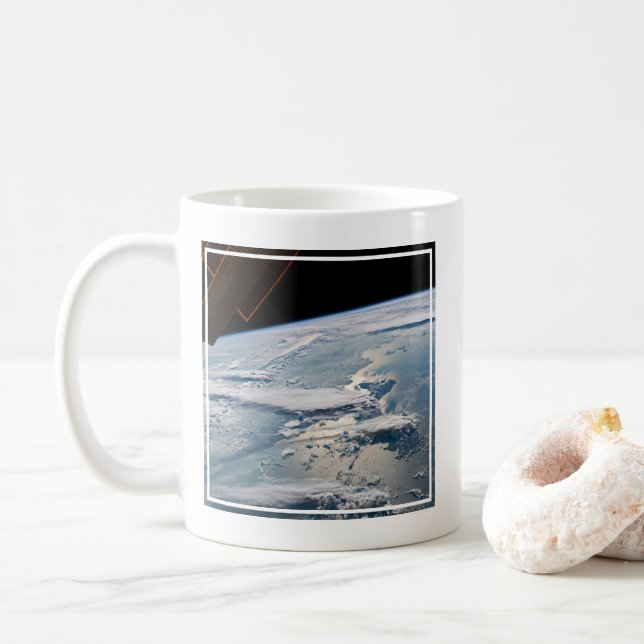 Cloudscapes Around Sumatra, Indonesien. Kaffemugg (Med munk)