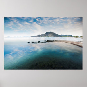 Cloudy Blå himmel som reflekterar i Sjö Poster