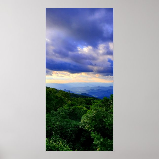 Cloudy Blue Ridge Mountain Poster (Framsidan)