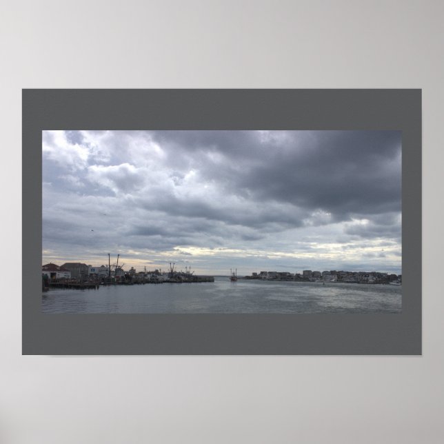 Cloudy Day Waterscape Photo Poster (Framsidan)