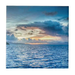 Cloudy Himlar över havets Kusten vid Bora Bora Kakelplatta