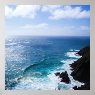 Cloudy Summer Sjölandskap med Cliff Poster