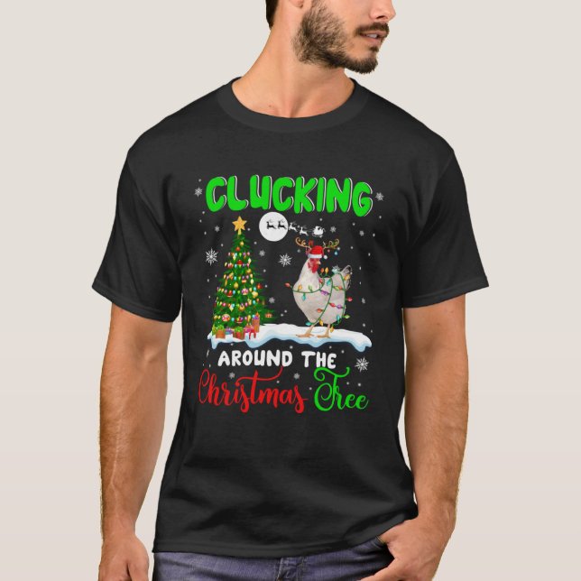 Clucking Around Christmas Tree Santa Reindeer Chic T Shirt (Framsida)