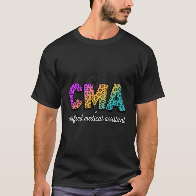 Cma Auktoriserad Medical Assistant Leopard Rainbow T Shirt (Framsida)