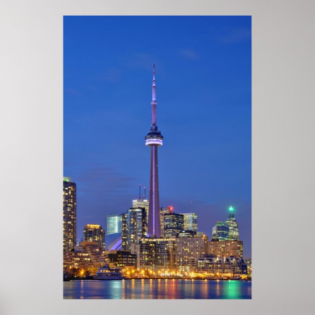 CN Torn belyst vid natten i Toronto Kanada Poster (Framsidan)
