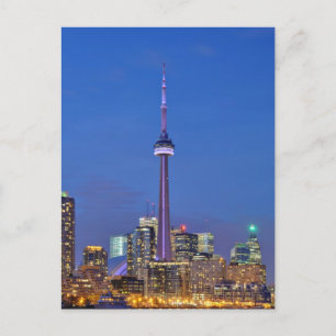 CN Torn belyst vid natten i Toronto Kanada Vykort