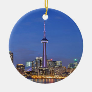 Cn-torn i Toronto på natten Julgransprydnad Keramik