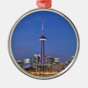 Cn-torn i Toronto på natten Julgransprydnad Metall