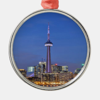 Cn-torn i Toronto på natten Julgransprydnad Metall