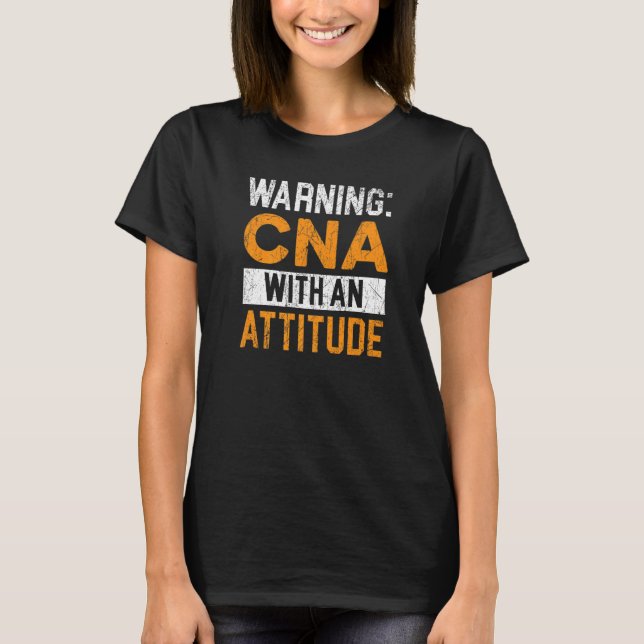 CNA med Attitude Auktoriserad Nursing Assistant M T Shirt (Framsida)